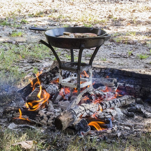 LODGE stojan pod litinové nádobí na ohniště